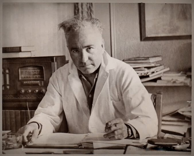 Wilhelm Reich en su escritorio